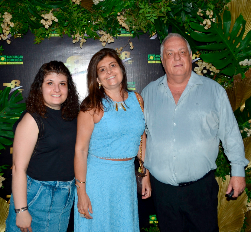 Danielle, Claudia e Adilson Andreu, proprietário da Flash Net, presentes no jantar dançante, uma noite animada em que foi celebrado em grande estilo os 78 anos da ACV. O evento aconteceu no charmoso salão social do icônico Hotel Firenze, reunindo amigos e comerciantes associados da associação para uma noite repleta de boas conversas, risadas e memórias inesquecíveis.