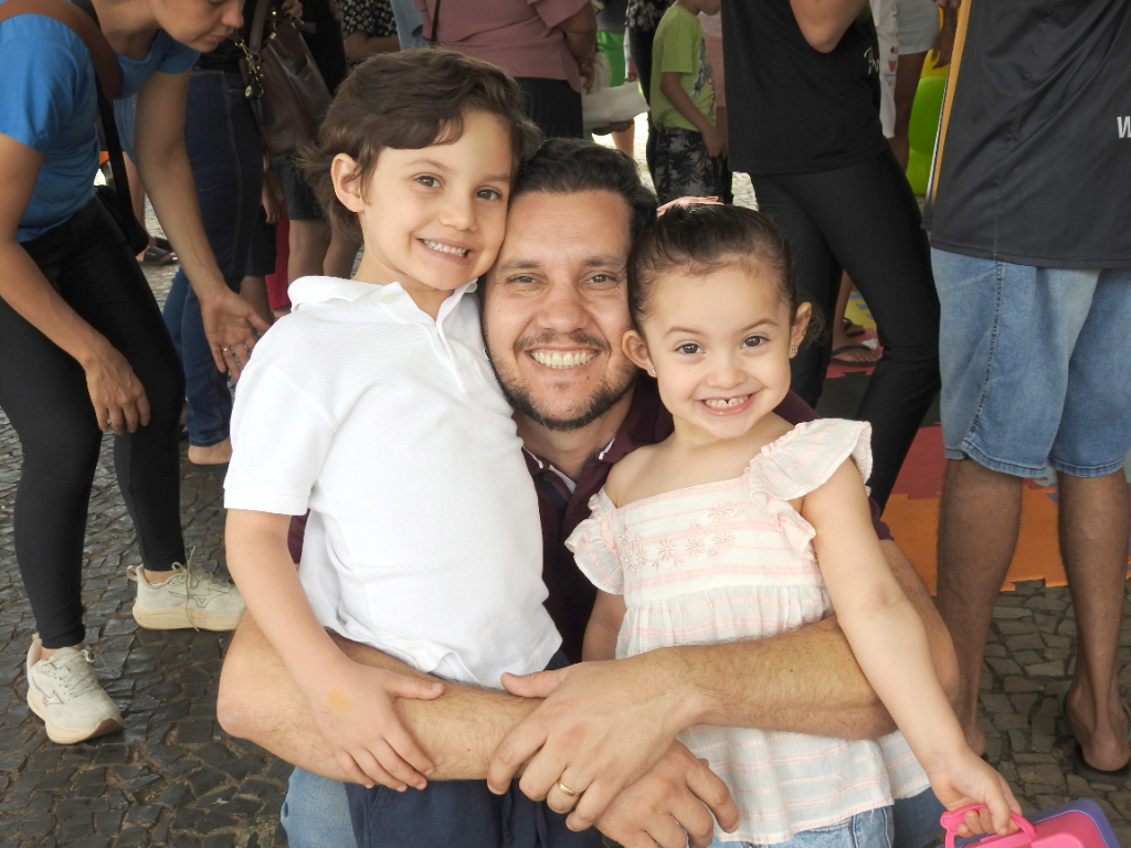 Cercado pelo amor dos filhos Carlos Eduardo e Ana Luiza, o presidente da ACV, Guilherme Sant’Ana, compartilhou a alegria de uma manhã dedicada ao encanto da infância. Na Concha Acústica, a Festa das Crianças, realizada em parceria pela Rádio Cidade e pela Associação Comercial de Votuporanga, reuniu centenas de crianças em uma celebração cheia de sorrisos. Brincadeiras, sorteios de brindes e muitas delícias para saborear fizeram parte desse encontro especial, que celebrou a pureza das crianças e o prazer de estar em família. Um daqueles momentos que se tornam doces lembranças!