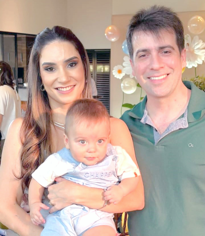 O dia de ontem, 21 de junho, amanheceu em clima de celebração para o empresário Hilário Herrera, que iniciou mais um capítulo em sua história de vida. Ao lado da esposa, Arianne Silvestrini, ele comemorou a data rodeado de afeto, boas energias e inúmeras mensagens de carinho vindas de familiares, amigos e clientes que acompanham sua trajetória de sucesso. Parabéns, Hilário! Que este novo ano de vida seja marcado por saúde, conquistas, prosperidade e muitos momentos felizes.