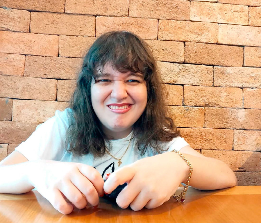Em clima de alegria e celebração, Priscila comemora mais um ano de vida cercada pelo carinho dos pais, Fábio Ferrari e Márcia, da avó Edinir e de seus familiares. O papai Fábio deseja a querida filha, os votos de que este novo ciclo seja iluminado por saúde, felicidade, conquistas e momentos inesquecíveis. Parabéns, Priscila!