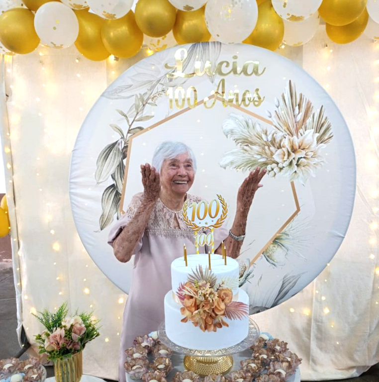 No último dia 16 de junho, a querida Dona Lúcia celebrou seus 100 anos de vida. Ela é matriarca de uma família tradicional de Cosmorama. A data foi marcada com a celebração de uma missa em ação de graças, realizada no Centro Comunitário de Cosmorama. Após o ato religioso a família, amigos e convidados comemoraram num concorrido almoço marcado também pelos shows artísticos onde se destaca a participação de seu filho Fernando, morador em Rondônia. Nascida em 16 de junho de 1926, Dona Lúcia chega ao seu centenário como exemplo de força, doçura, otimismo e fé. Matriarca querida, ela reuniu familiares e amigos para comemorar esse momento tão especial, cercada pelo calor do amor daqueles que tanto a admiram. Foram 100 anos distribuindo carinho, sabedoria, esperança e deixando marcas lindas no coração de todos que têm o privilégio de conviver com ela. Na foto, a aniversariante aparece ao lado de sua família: Paulo, Arnaldo, Lúcia, sua irmã Leonor, de 98 anos, Fernando, Carlos e Márcia, em um registro cheio de amor e significado. Parabéns, Dona Lúcia! Que Deus continue abençoando sua vida com saúde, paz, amor e muitos momentos felizes junto de sua família. 