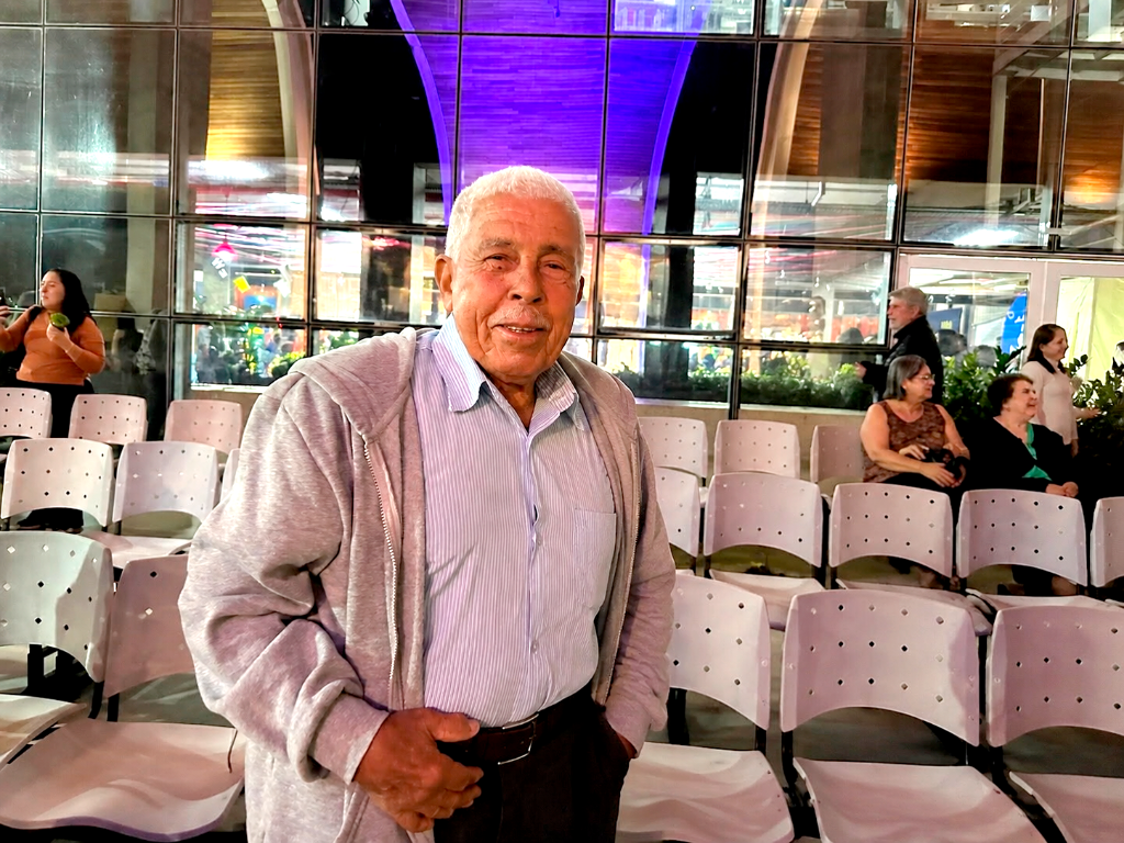 O dia de hoje será repleto de cumprimentos e felicitações para João Rocha Júnior, estimado amigo e leitor assíduo deste jornal, que celebra nesta terça-feira, 30 de junho, seus 95 anos de vida. Para comemorar esta data tão especial, João Rocha reúne familiares e amigos em um momento de alegria, gratidão e muito carinho, em gratidão a DEUS por mais um ano de vida Familiares e amigos dedicam ao querido aniversariante um abraço caloroso, desejando que esta nova etapa seja marcada por muita saúde, paz, alegria e momentos inesquecíveis ao lado de sua linda família. Na foto, um registro afetuoso do patriarca ao lado da filha Lucinha, do genro Chumbinho e de seu bisneto Miguel. Parabéns, João Rocha ! Que a bênção da saúde se multiplique em sua vida e que seus dias sigam iluminados por DEUS.