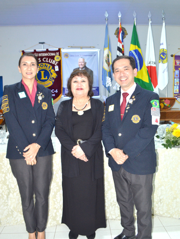 Ceccina Nobuco Iamanaka ao lado de Fernando de Souza e de sua esposa, Vanusa Lemos de Souza, integrantes do Lions Clube Nova Aliança de Nhandeara. Fernando vive um momento especial em sua trajetória leonística, ao ser eleito novo governador do Distrito LC-6. O registro marca uma ocasião de reconhecimento, companheirismo e celebração dentro do movimento leonístico regional.
