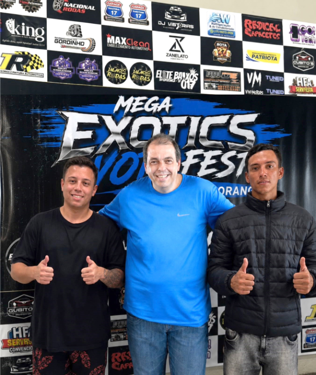 Dalbert Mega ao lado de Lucas Biorl e Kauã, da Exótics Fest, parceiros na realização do Encontro de Carros Antigos e Motos, que aconteceu no último domingo, no Centro de Eventos Helder Galera. O evento agitou o público apaixonado por motores, máquinas clássicas, motos e veículos que chamaram a atenção pela beleza, potência e estilo. Um verdadeiro encontro de gerações e de aficionados pelo universo automobilístico.