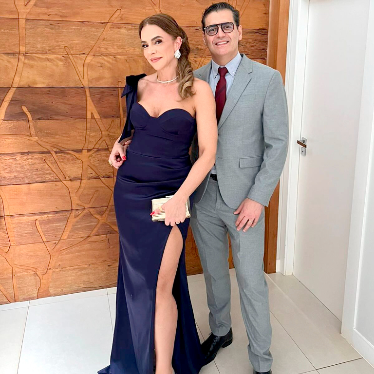 O médico Alexandre Pharma e sua mulher Fabiana Arenas Pharma,  lindos, trajados com elegância e sofisticação, para testemunhar o dia do sim da Dra. Bruna Dornelas e Arthur Anzai que se uniram em casamento em uma elegante festa que aconteceu na noite do último sábado no CEVG. 