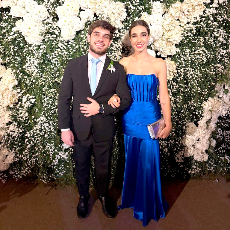 Amanda Dornelas, e seu amigo, Caio Bifaroni Borges, foram testemunhas de um casamento de conto de fadas: o da sua irmã, Bruna Dornelas, com Arthur Anzai. Um momento mágico, repleto de emoção, onde o amor e a felicidade dominaram o cenário, criando lembranças inesquecíveis para toda a família.