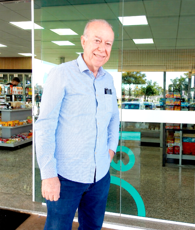 O último sábado, 17 de outubro, foi de celebração para o empresário João Vilar, que comemorou mais um ano de vida! Ao lado da esposa, Luisa Donaire, ele recebeu o carinho da família e os abraços de amigos e colaboradores da Rede de Postos Vilar, que tornaram a data ainda mais especial. Parabéns, João! Que o novo ciclo seja repleto de saúde, alegrias e realizações, com muitos motivos para brindar à vida! 