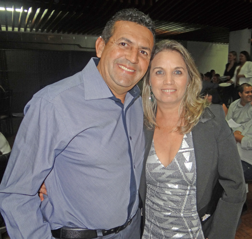 Claudecy Andrade (Sagui) faz aniversário hoje e quem puxa a fila dos parabéns é a esposa Cleusa