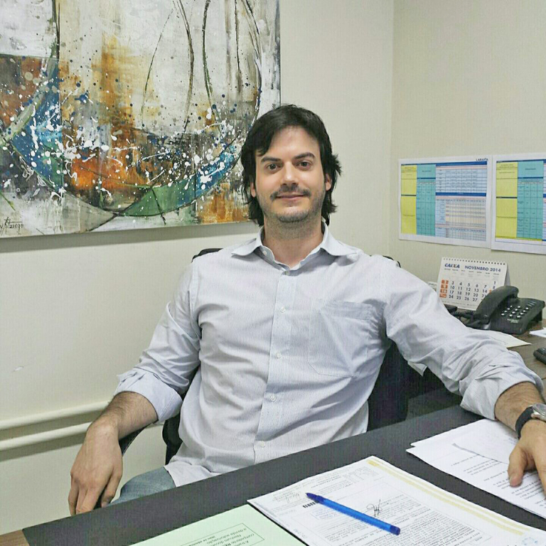 Hoje é dia de abraços para o advogado e empresário Matheus Laraya, que hoje concentra suas atividades na administração pública na cidade de Olimpia e região. Ele comemora o seu aniversário natalício e será festejado pelos amigos