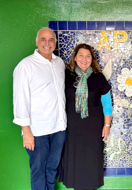 Hoje (22), as homenagens e o carinho têm endereço certo: Márcia Cardoso Gianoti, que comemora mais um ano de vida cercada pelo afeto da família, dos amigos, colaboradores e assistidos da APAE de Votuporanga. Há anos na direção da instituição, ao lado do esposo, Dr. Douglas Gianoti, ela constrói uma trajetória marcada pela generosidade e pelo compromisso com o próximo. Na foto, o casal compartilha um registro de carinho e companheirismo. Parabéns, Márcia! Que Deus abençoe seus dias com saúde, amor e muitas alegrias!