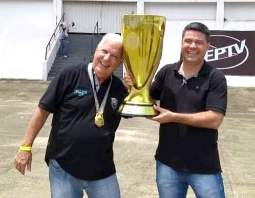 O empresário José Carlos Melo celebra hoje mais um ano de vida. A esposa, Célia, os filhos, as noras e os netos se unem aos amigos nos votos de felicidade ao aniversariante. Que Deus abençoe seus caminhos, com muita saúde, paz e inúmeros motivos para sorrir. Parabéns, Melo! No registro, ele aparece ao lado do filho Marcelo.