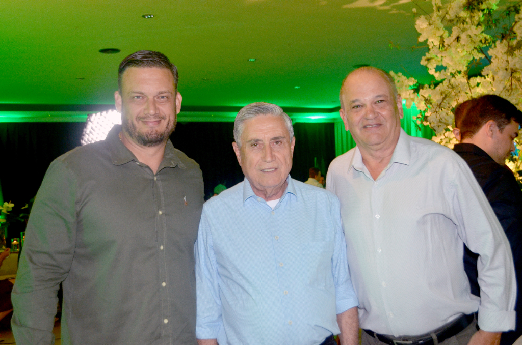 Denis Cantoia Figueiredo, ao lado do pai, Toninho de Brito Figueiredo, e do contabilista Flávio Curti, prestigiou o coquetel de lançamento do Loteamento Jardim Quinta do Ipê. A noite reuniu diretores e familiares das famílias Lopes, Venturini, Mioto e Mastrocola, além de autoridades políticas, lideranças empresariais e profissionais do setor imobiliário de Votuporanga, em um encontro de celebração e apresentação do novo empreendimento.