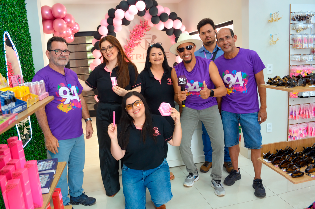 Beleza, preço baixo e a animação da Cidade na inauguração da Trimake!
A equipe da Rádio Cidade 94,7 FM levou toda a energia da Blitz da Cidade à Trimake – Maquiagem e Acessórios, na manhã do último sábado, 17 de outubro. A ação marcou a chegada da loja a Votuporanga, com muita animação e divulgação das novidades! Na Trimake, você encontra maquiagens, produtos de skincare, óculos de sol e acessórios para renovar o visual sem pesar no bolso. São opções por R$ 10,00, além de produtos da Mari Maria, uma das marcas queridinhas de quem ama maquiagem! Passe na Rua Amazonas, 4068, no Centro de Votuporanga, e descubra seus novos favoritos! Quer essa animação também na sua loja? Contrate a Blitz da Cidade! Transforme sua inauguração, promoção ou evento em uma oportunidade para atrair clientes, destacar sua marca e impulsionar suas vendas com a força da nossa comunicação.
Rádio Cidade 94,7 FM: aqui você vende mais!
