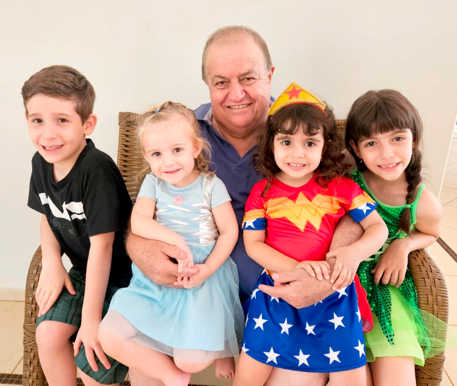 O dia hoje, (20), será de comemorações para a família Caldeira, que celebra o aniversário de seu patriarca, Liberato Rocha Caldeira, que completa 66 anos. O aniversariante será alvo de muitos cumprimentos, que ele receberá de seus amigos e familiares. O abraço afetuoso ele irá dividir com seus netinhos Lucas, Livia e Laura e Maria Júlia  que irão cobrir o vovô de carinho e com certeza vão tomar posse do colo do vovô, assim como estão na foto. Parabéns Liberato! Saúde, paz e muitas realizações em sua caminhada.