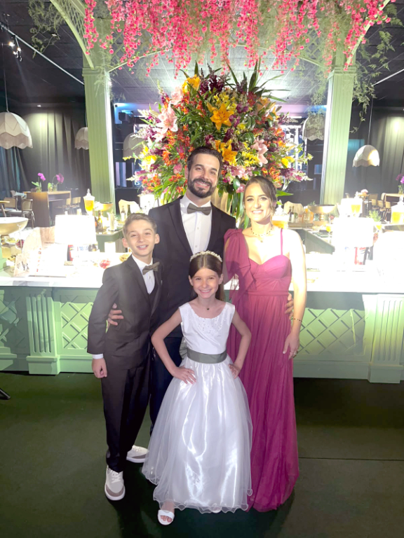 Os sobrinhos dos noivos levaram as alianças até o altar, trazendo a ternura e a espontaneidade das crianças a um dos momentos mais especiais da cerimônia. 