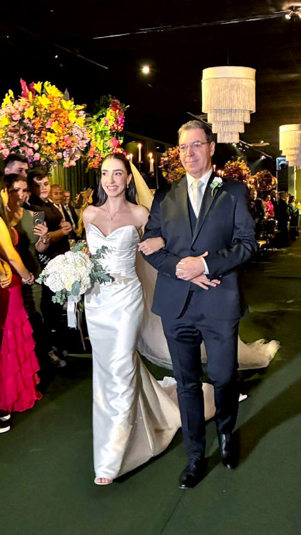 Em um dos momentos mais emocionantes da cerimônia, Valmir Dornelas conduziu a filha Amanda até o altar, compartilhando com ela cada passo rumo a uma nova etapa de sua vida.