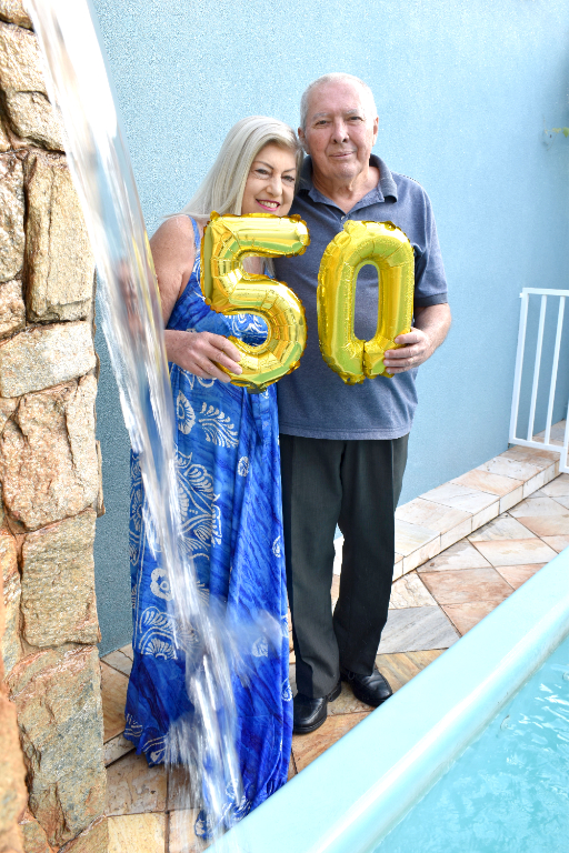 O estimado casal, João e Cidinha celebraram ontem, 25 de setembro, 50 anos de casamento: uma vida construída lado a lado, com amor, companheirismo e tantas histórias para recordar. Nesta ocasião tão especial, recebem um abraço cheio de carinho das filhas Priscila e Sílvia, do genro Giuliano e dos netos Nicolas e Bianca. Cada um deles é parte da linda família que nasceu dessa união. Parabéns pelas Bodas de Ouro, João e Cidinha! Que a alegria desta data significativa se transforme em mais lembranças felizes e que nunca faltem motivos para seguirem de mãos dadas nos caminhos da vida e do amor!