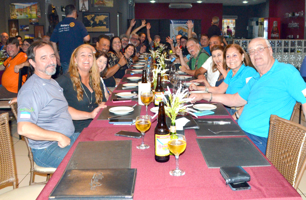 Um registro especial dos casais de motociclistas durante jantar realizado no Restaurante Albertoni na noite do último dia 22, em que se reuniram para celebrar a amizade em um momento de alegria e descontração