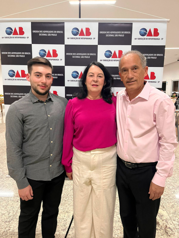 Caio Henrique Santana Sampaio, Célia Cristina Gonçalez Rodrigues Sampaio e Edigard Pagliarani Sampaio, celebrando juntos, em jantar festivo, o Dia da Advocacia, profissão que Dr. Edigar Pagliarani desempenha com muita dedicação e profissionalismo.