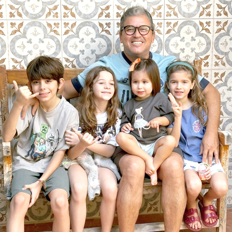 O publicitário Luca, diretor do Clan da Criação, cercado pelo amor e carinho de seus netos queridos. Um amor que transcende qualquer explicação e enche a vida dos avós de luz, alegria e inspiração.