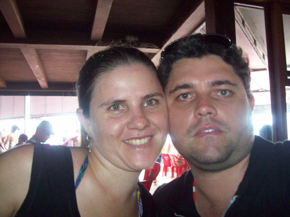 Parabéns ao Dr. Helton L. Gonçalves pelo Dia do Dentista é o que deseja sua esposa Elaine Salvioni