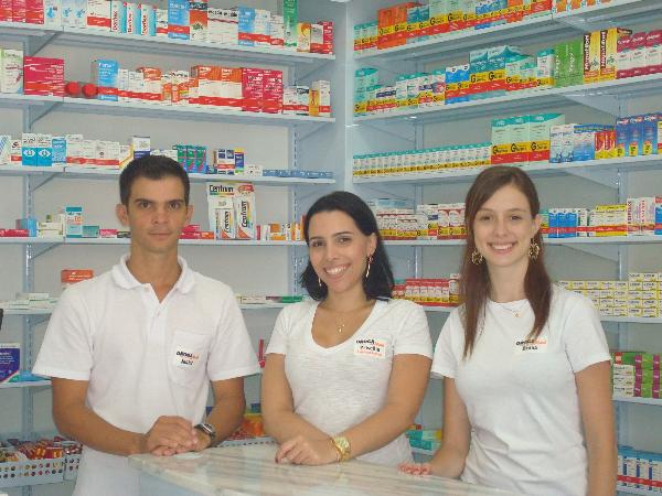 Foi inaugurada no ultimo sábado a mais nova drogaria de Votuporanga, DROGAMED Medicamentos e Perfumaria. Na foto da esquerda para direita balconista JUNIOR, Farmacêutica e Proprietária PRISCILA e a balconista BRUNA. A DROGAMED FICA LOCALIZADA NA R: AMAZONAS, 3849 FONE: 3423-1768