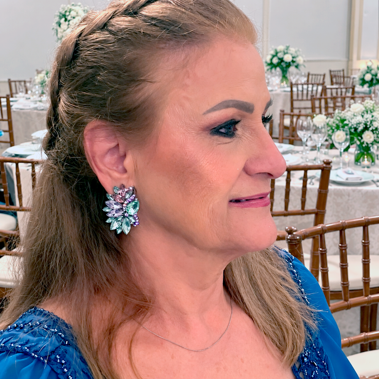 O último domingo, 27 de setembro, teve sabor de festa para Zélia Fante, que celebrou mais um ano de vida cercada pelo carinho de amigos e familiares. As filhas Lylian e Andressa e o marido, José Paulo Fante, fizeram questão de puxar a fila dos parabéns e tornar o dia ainda mais especial. Felicidades, Zélia! Que o carinho recebido nessa data acompanhe você ao longo de todo o ano, com muita saúde, paz, amor e motivos para sorrir.