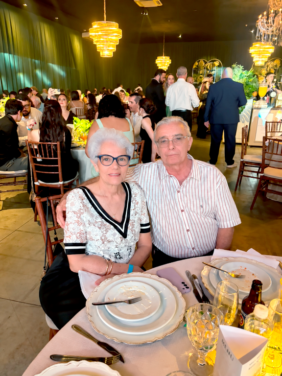 José Pereira e sua esposa, Vera Lúcia Alves Pereira, proprietários da Casa Pagode, de Valentim Gentil, marcaram presença no jantar em comemoração aos 80 anos da Associação Comercial de Votuporanga (ACV). A celebração teve um significado especial para José Pereira, que também completou 80 anos no último dia 13 de setembro. São oito décadas de uma trajetória marcada pelo trabalho, pela confiança e pela superação. Parabéns, José Pereira! Que esta data tão significativa seja celebrada com muita alegria ao lado da família e dos amigos.