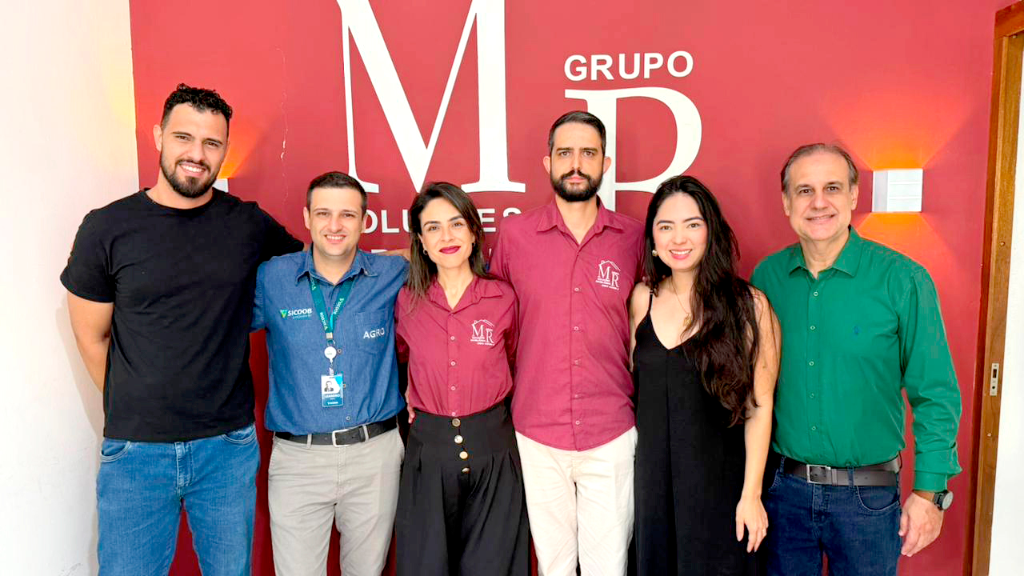 Em comemoração ao Dia do Corretor de Imóveis, celebrado em 27 de agosto, os diretores do Grupo MR Soluções Imobiliárias, Felipe Stack e sua esposa, Gabriela, registraram um momento especial junto à sua competente equipe de colaboradores, em homenagem a essa data significativa que enaltece essa classe de profissionais que representa união, profissionalismo e o compromisso de quem trabalha diariamente para transformar projetos e sonhos em novos lares. Parabéns a toda a equipe pela dedicação, competência e excelência!