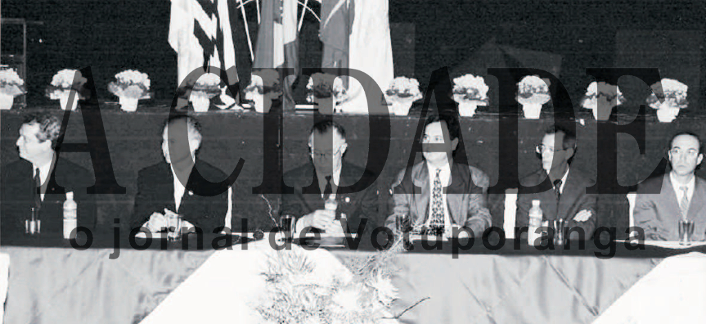 Ano 2000. Em concorrida cerimônia na sede do Assary, o comerciante Halim Ibraim Haddad assumiu a presidência da Associação Comercial de Votuporanga. Com ele, um momento de ascensão da entidade que congrega a força viva dos comerciantes locais. Aparecem na mesa dos trabalhos a partir da esquerda: Antônio Carlos Parisi (vice-presidente da Facesp, naquela época), Massem M. Saloume (que deixava a presidência), Halim (que assumia), o prefeito da época Atílio Pozzobon Neto, o juiz de Direito Antônio Carlos Francisco e o promotor de Justiça, José Vieira da Costa Neto.

***Confira mais desta coluna em nossa edição impressa e online para assinantes.