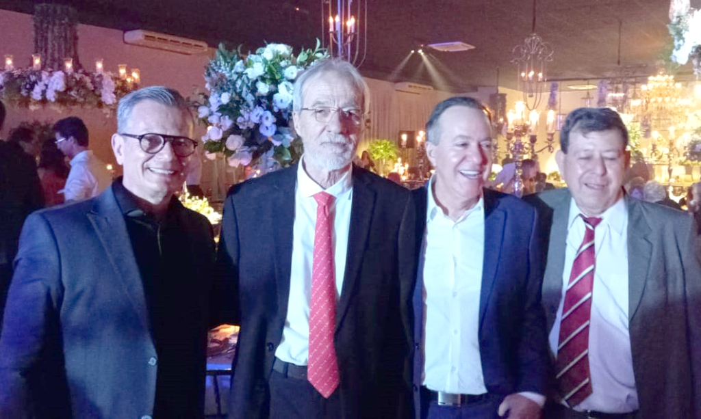 Valmir Dornelas, e sua mulher Kátia, brindando o casamento de sua filha, Dra. Bruna Dornelas e Arthur Anzai, com o casal de amigos Ana Angélica Torres Megiani e seu marido Dr. Ricardo Santos. O casamento foi digno de conto de fadas onde o amor e a felicidade dominaram o cenário, criando lembranças inesquecíveis para toda a família.