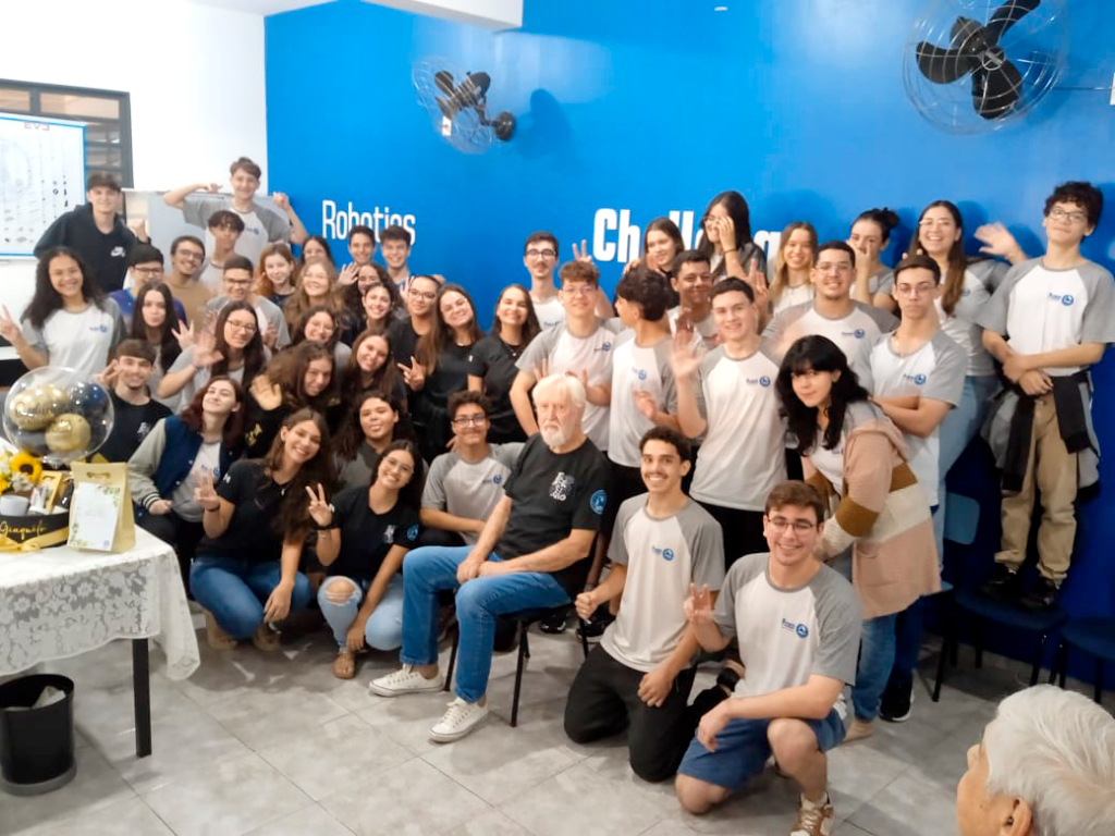 No dia 19 de novembro a Escola Anglo de Votuporanga juntamente com os alunos do Ensino Médio organizaram uma homenagem ao professor José Luiz Giaqueto, que após 33 anos de trabalho conosco resolveu descansar. Foi um misto de gratidão e tristeza. 
Nós da família Anglo só temos a agradecer pela dedicação, entusiasmo e a verdade que o "jovem" Giaqueto depositou em seus alunos. As lições deixadas aqui nesses 33 anos estarão para sempre conosco. Obrigado jovem!
