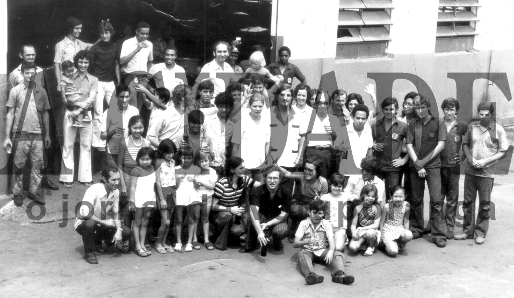 Pessoal da Casb (Chevrolet) e Marabu (Volkswagen) reunidos para a confraternização de fim de ano do grupo Áureo Ferreira. Segundo alguns figurantes, esta festa foi em dezembro de 1975. Algumas pessoas podem ser identificadas: Janair, Carlinhos, Osmar, Dema (pintor), Christovam Penha, Pedro Beraldi (com o filho no colo), Barraba, Walter, Antonio de Paula, Élida, Ovídio Pataro, Waldecy Antonio Bortolotti, Sebastião Guerra (pintor), Osvaldo (funileiro), Nasser Gorayb, Vandir (Kompedras), Silvia Martandália, Oscar Piacente, Denise Cecchine, entre outros. A foto é do arquivo de Antonio de Paula.

***Confira mais desta coluna em nossa edição impressa e online para assinantes.