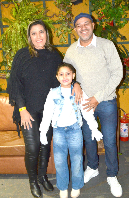 O domingo amanhã será festivo e alegre para a bancária Fran, que comemora mais um ano de vida. Ao lado do esposo, Baininho, do Comercial do CAV, e da encantadora filha Eloá, ela vive um momento especial repleto de carinho, alegria e gratidão. Nesta data tão significativa, Fran recebe os votos sinceros de amigos e familiares, que lhe desejam saúde, felicidade, paz e inúmeras conquistas. Feliz aniversário
Fran! Que Deus continue iluminando sua caminhada com muita saúde e paz. 
